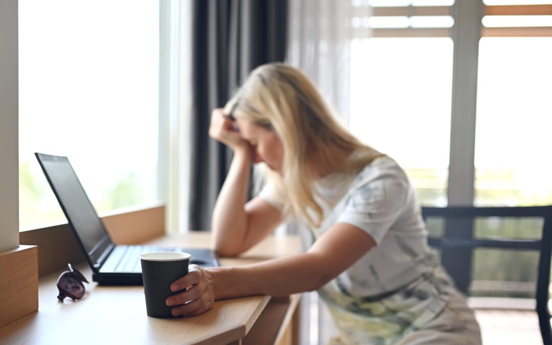 Lumina artificială și ochii obosiți – Cum reduci disconfortul vizual cauzat de ecrane în lunile reci